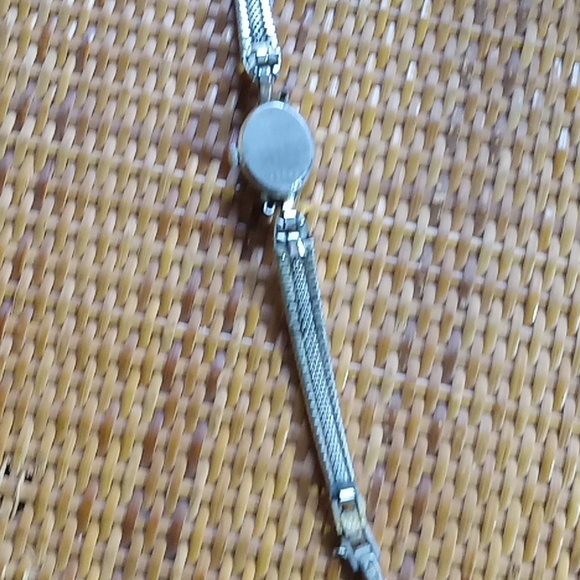 Ladies Bulova watch in box, 10 kt. Gold Lady Bulova Petite - Picture 13 of 16